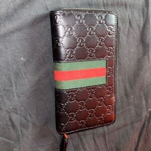 Large woman’s Gucci Wallet